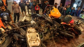 Petugas kepolisian dan relawan mengevakuasi kendaraan bermotor yang terlibat kecelakaan di simpang pintu keluar Tol Bawen, Kabupaten Semarang, Jawa Tengah, Sabtu (23/9/2023). [ANTARA FOTO/Aji Styawan/aww]