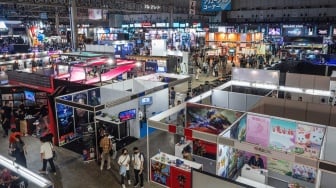 Pengunjung saat menghadiri gelaran Tokyo Game Show 2023 di Makuhari Messe, Prefektur Chiba, Jepang, Kamis (21/9/2023). [Richard A. Brooks / AFP]