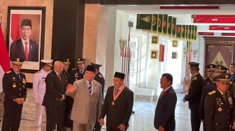 Momen Prabowo dan Habib Luthfi Saling Lempar Senyum di Depan Foto Presiden Jokowi