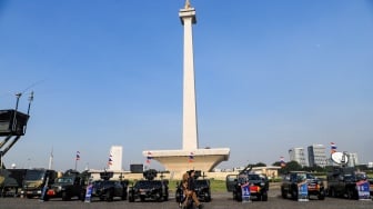 Sejumlah warga melihat pameran alutsista di kawasan Monas, Jakarta, Senin (25/9/2023). [Suara.com/Alfian Winanto]