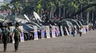 Sejumlah warga melihat pameran alutsista di kawasan Monas, Jakarta, Senin (25/9/2023). [Suara.com/Alfian Winanto]