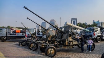 Sejumlah warga melihat pameran alutsista di kawasan Monas, Jakarta, Senin (25/9/2023). [Suara.com/Alfian Winanto]