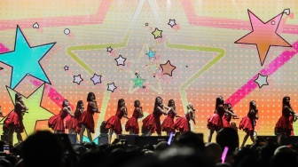 Idol Grup JKT48 saat tampil menghibur penonton dalam gelaran Pestapora 2023 di Jiexpo Kemayoran, Jakarta, Minggu (24/9/2023). [Suara.com/Alfian Winanto]