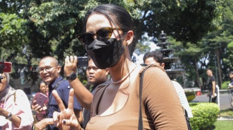 Penuhi Panggilan Polisi di Kasus Film Dewasa, Siskaeee Pakai Dress Cokelat