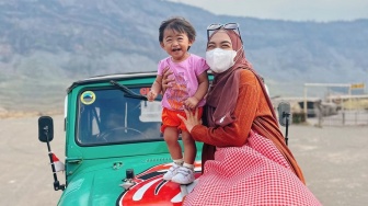 Baru Padam Dari Kebakaran, Ini 8 Potret Ria Ricis Ajak Moana ke Gunung Bromo