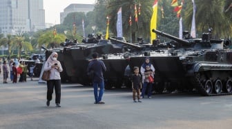 Sejumlah warga melihat pameran alutsista di kawasan Monas, Jakarta, Senin (25/9/2023). [Suara.com/Alfian Winanto]