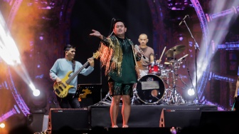 Pedangdut Nassar saat tampil menghibur penonton dalam gelaran Pestapora 2023 di Jiexpo Kemayoran, Jakarta, Minggu (24/9/2023). [Suara.com/Alfian Winanto]