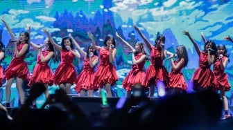 Idol Grup JKT48 saat tampil menghibur penonton dalam gelaran Pestapora 2023 di Jiexpo Kemayoran, Jakarta, Minggu (24/9/2023). [Suara.com/Alfian Winanto]