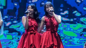 Idol Grup JKT48 saat tampil menghibur penonton dalam gelaran Pestapora 2023 di Jiexpo Kemayoran, Jakarta, Minggu (24/9/2023). [Suara.com/Alfian Winanto]