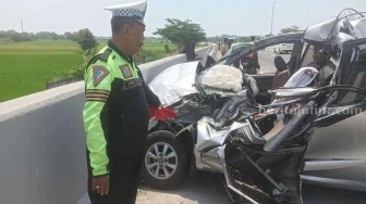 Duarrr! Ban Belakang Pecah, Avanza Kecelakaan di Tol Gempol-Pasuruan