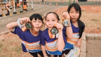 8 Potret Gempi Pertama Kali Ikut Kids Run, Berhasil Finish dan Raih Medali