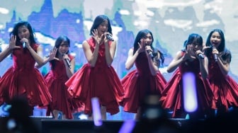 Idol Grup JKT48 saat tampil menghibur penonton dalam gelaran Pestapora 2023 di Jiexpo Kemayoran, Jakarta, Minggu (24/9/2023). [Suara.com/Alfian Winanto]