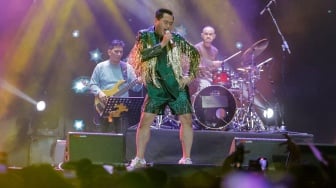 Pedangdut Nassar saat tampil menghibur penonton dalam gelaran Pestapora 2023 di Jiexpo Kemayoran, Jakarta, Minggu (24/9/2023). [Suara.com/Alfian Winanto]