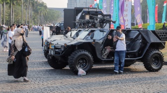 Sejumlah warga melihat pameran alutsista di kawasan Monas, Jakarta, Senin (25/9/2023). [Suara.com/Alfian Winanto]