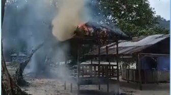 Viral Video 2 Pondok di Pulau Datok Terbakar Akibat Warga Bakar Sampah