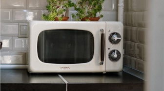 5 Tips Merawat Microwave dengan Benar, Supaya Tetap Bersih dan Tahan Lama!