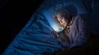 4 Cara Ampuh Mengatasi Sleep Texting, Perilaku Mengirim Pesan Saat Tidur