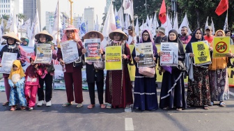 Massa yang tergabung dalam Komisi Nasional Pembaruan Agraria (KNPA) melakukan aksi dalam puncak acara Peringatan Hari Tani Nasional 2023 di kawasan Patung Kuda, Jakarta, Selasa (26/9/2023). [Suara.com/Alfian Winanto]
