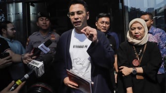 Artis Raffi Ahmad berjalan keluar usai mengisi acara di Gedung Merah Putih KPK, Jakarta, Selasa (26/9/2023). [Suara.com/Alfian Winanto]