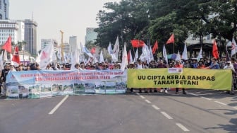 Massa yang tergabung dalam Komisi Nasional Pembaruan Agraria (KNPA) melakukan aksi dalam puncak acara Peringatan Hari Tani Nasional 2023 di kawasan Patung Kuda, Jakarta, Selasa (26/9/2023). [Suara.com/Alfian Winanto]
