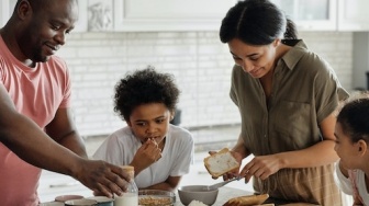 5 Dampak Positif Bila Ayah Turut Mengurus Rumah, Ibu Jadi Anti-Stres!