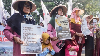 Massa yang tergabung dalam Komisi Nasional Pembaruan Agraria (KNPA) melakukan aksi dalam puncak acara Peringatan Hari Tani Nasional 2023 di kawasan Patung Kuda, Jakarta, Selasa (26/9/2023). [Suara.com/Alfian Winanto]
