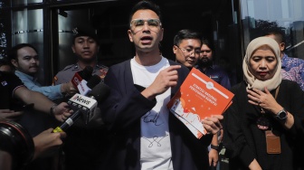 Artis Raffi Ahmad berjalan menemui awak media usai mengisi acara di Gedung Merah Putih KPK, Jakarta, Selasa (26/9/2023). [Suara.com/Alfian Winanto]