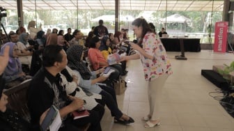 Strategic Partnership/Digital Reward dan Engagement Smartfren, Vanessa Marcia di acara Pasar Lokal Suara UMKM di The Westlake Resto and Resort, Sleman, DI Yogyakarta, Rabu (27/9/2023). [Suara.com/ Adit Rianto]