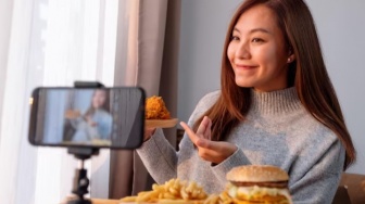 4 Cara Jadi Reviewer Makanan Terpercaya, Food Vlogger Wajib Tahu Hal-Hal Penting Ini