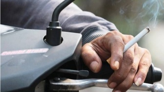 7 Fakta Polisi Tilang Polisi di Cimahi, Ini Ancaman Pidana Merokok Sambil Motoran