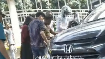 Mobil Honda CRV Terguling di Jalan Pramuka Jaktim, Diduga Gegara Main HP