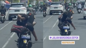 Viral, Kronologi Pria Motoran Sambil Rebahan di Jalan Margonda Depok