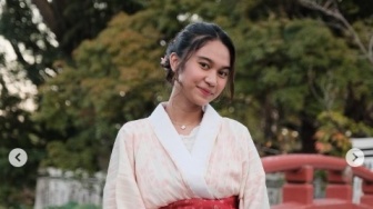 Total OOTD Azizah Salsha Pakai Kimono di Jepang Nyaris 3 Kali Gaji Pratama Arhan!