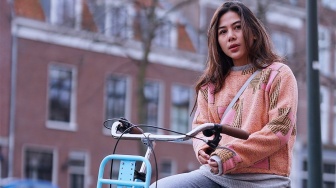Syuting Film Bangsatnya Cinta Pertama, Adinda Thomas Kewalahan Hadapi Cuaca di Belanda