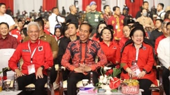 Ketika Jokowi Tebar Senyum Saat Duduk Diapit Megawati dan Ganjar di Rakernas IV PDIP