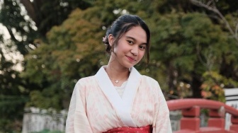 Cara Azizah Salsha Pakai Kimono Dikritik: Itu untuk Orang Meninggal!