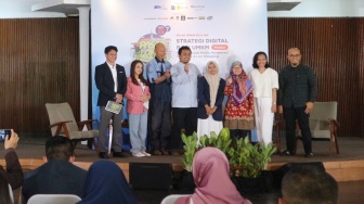 Para narasumber foto bersama pada acara Pasar Lokal Suara UMKM di Bumi Sangkuriang dan Corcordia Hotel, Cimbuleuit, Bandung, Jawa Barat, pada Kamis (21/9/2023).  (Suara.com/Adit Rianto)