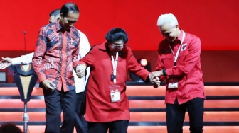 Momen Jokowi dan Ganjar Kompak Gandeng Tangan Megawati di Rakernas IV PDIP