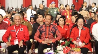 Gemuruh, Ribuan Kader PDIP Tepuk Tangan Saat Megawati Dipegang Presiden Jokowi dan Ganjar Pranowo