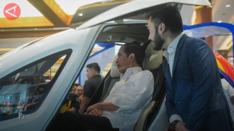 Saat Jokowi Jajal Naik Taksi Terbang di Pameran Hub Space