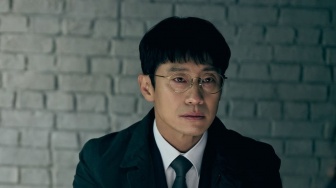 Jadi Seorang Pengacara, Intip 8 Potret Shin Ha Kyun di Drama Baru Evilive