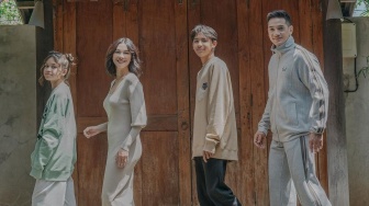 12 Potret Harmonis Keluarga Nana Mirdad, Terbaru Kompak Jadi Cover Majalah