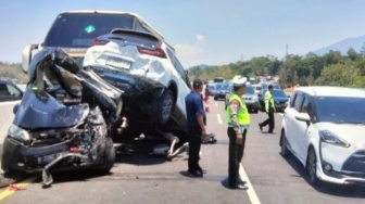 Kronologi Kecelakaan Beruntun Tol Semarang, 6 Kendaraan Ringsek, Freed Plat B Korban Terparah