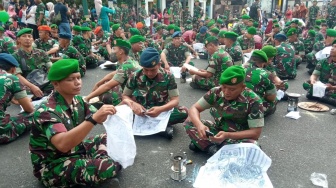 Peringati Hari Batik Nasional, Seribu Tentara Membatik di Tugu Jogja
