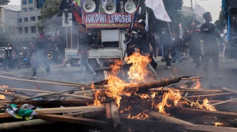 Memanas! Aksi Blokade oleh Buruh di Cikarang Barat Bikin Kesal Pengguna Jalan