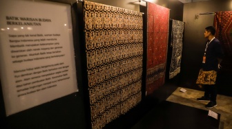 Pengunjung melihat koleksi kain batik di Museum Batik Indonesia, Taman Mini Indonesia Indah, Jakarta, Senin (2/10/2023). [Suara.com/Alfian Winanto]