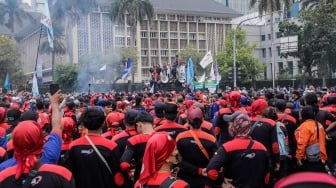 Massa dari beragam aliansi buruh saat menggelar aksi unjuk rasa di Kawasan Patung Kuda, Jakarta, Senin (2/10/2023). [Suara.com/Alfian Winanto]