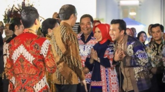 Presiden Jokowi Acungi Jempol Batik Sarita Toraja Bahtiar Baharuddin dan Sofha Marwah