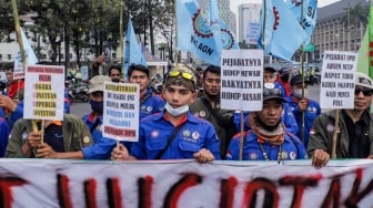 Massa dari beragam aliansi buruh saat menggelar aksi unjuk rasa di Kawasan Patung Kuda, Jakarta, Senin (2/10/2023). [Suara.com/Alfian Winanto]