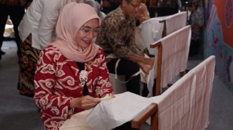 Wury Maruf Amin Mencanting dalam Hari Batik Nasional 2023